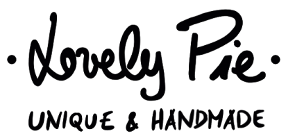 Logo mit den Worten „Lovely Pie“ in einer verspielten handgeschriebenen Schriftart. Darunter steht „Unique & Handmade“ in einer fetten Großschrift. Punkte flankieren das Wort „Lovely Pie“.