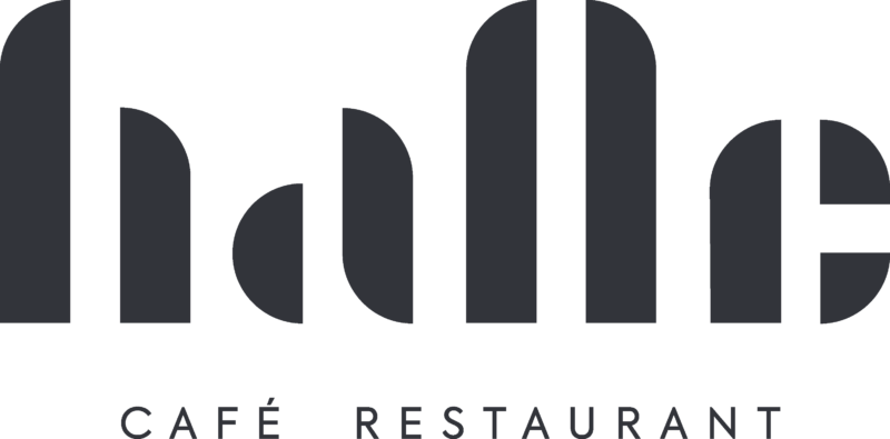 Fettgedrucktes, stilisiertes Textlogo für das Café Restaurant Halle mit künstlerischer, moderner Schriftart über den Worten Café Restaurant. Der Text ist schwarz auf transparentem Hintergrund.