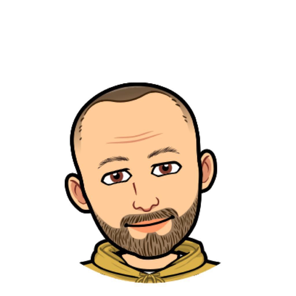 Cartoon-Avatar einer lächelnden Person mit rasiertem Kopf und Bart, die einen gelben Kapuzenpullover trägt. Der Hintergrund ist schlicht weiß.