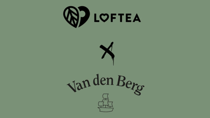 Auf grünem Hintergrund ist das LOFTEA-Logo mit einem Herz- und Blattdesign, einem stilisierten X in der Mitte und „Van den Berg“ darunter zu sehen. Begleitet von einer kleinen Schiffsillustration erinnert es an den Charme des Baden-Badener Weihnachtsmarkts mit seinen Kulinarischen Zauberwelten.
