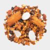 Eine Draufsicht auf eine fröhliche Mischung, die die Essenz des 4x50g Weihnachts-Tees von X-MAS BOX widerspiegelt und Zimtstangen, Mandelscheiben und Trockenfrüchte zeigt. Dieses lebendige und strukturierte Arrangement bildet einen schönen Kontrast zum strahlend weißen Hintergrund.