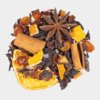 Eine Auswahl getrockneter Zutaten, darunter Orangenscheiben, Sternanis, Zimtstangen sowie verschiedene Kräuter und Gewürze aus der X-MAS BOX – 4 x 50 g Weihnachts-Tee, wird kunstvoll auf einem weißen Hintergrund präsentiert, um die Weihnachtsstimmung einzufangen.