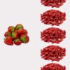 Links angeordnete frische Erdbeeren und rechts fünf Gruppen gewürfelter – gefriergetrocknete Erdbeeren – vor einem weißen Hintergrund.