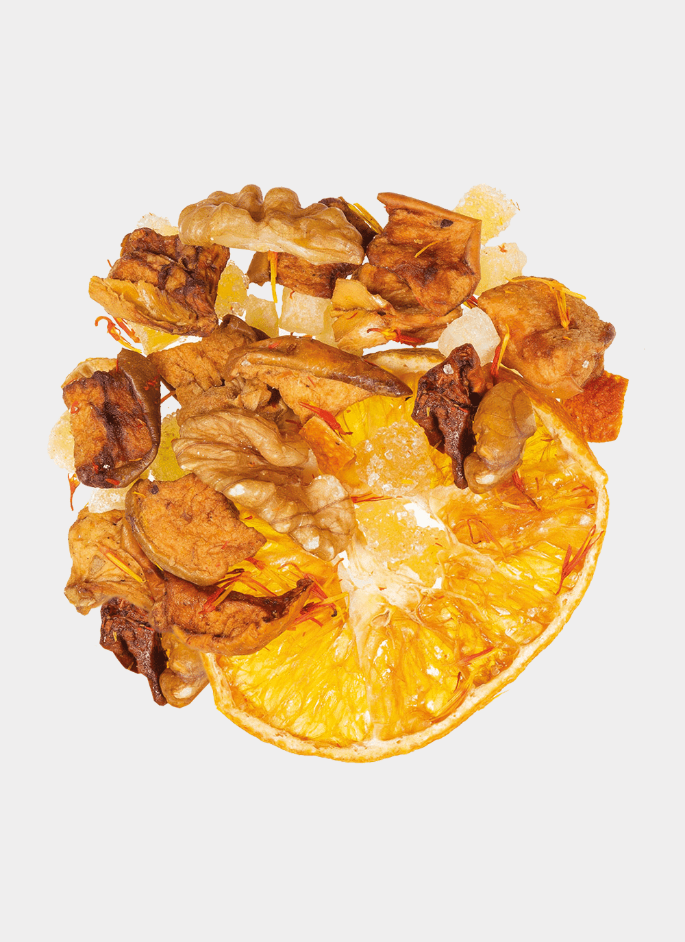 Eine farbenfrohe Präsentation von Trockenfrüchten und Nüssen, darunter eine getrocknete Orangenscheibe, Walnüsse und Apfelstücke in einem kreisförmigen Design auf weißem Hintergrund, erinnert an die festliche Atmosphäre unserer X-MAS BOX - 4x50g Weihnachts-Tee.