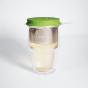 Das Doppelwand-Glas-Teeset mit Siebträger und Deckel, komplett mit grünem Deckel, verfügt über einen Teesieb mit der Marke LOFTEA. Mit diesem elegant gestalteten Set können Sie mühelos Tee aufbrühen und genießen, während das elegante Glas Ihr blassgelbes Getränk wunderschön präsentiert.