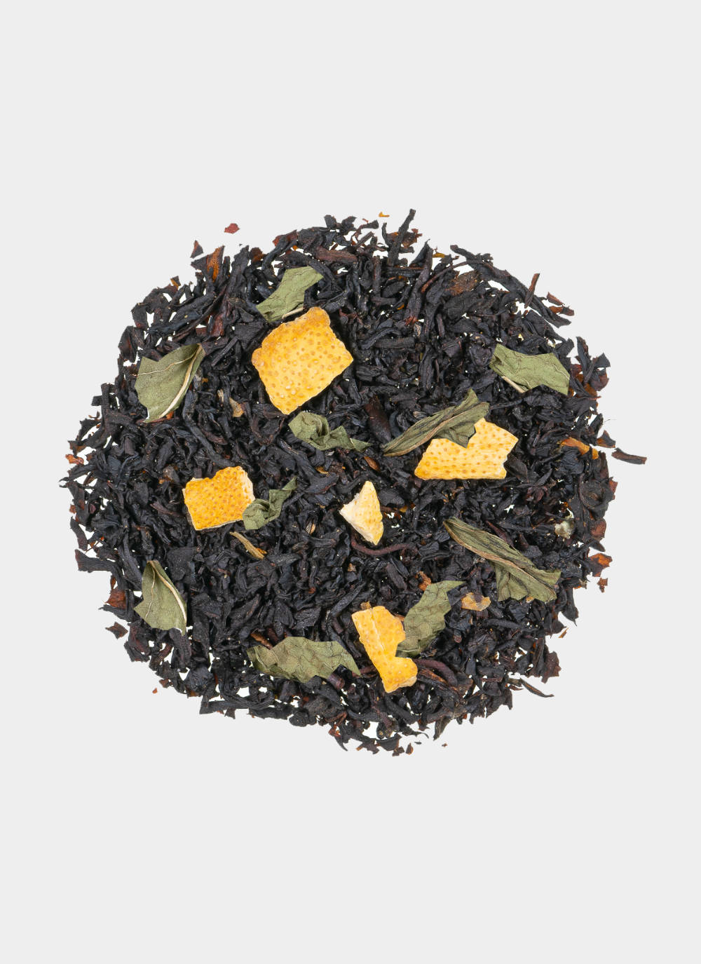 Eine Nahaufnahme von losem Schwarztee, verfeinert mit leuchtenden Orangenschalenstücken und frischen grünen Minzblättern von Mentor Minze vor einem schlichten Hintergrund.