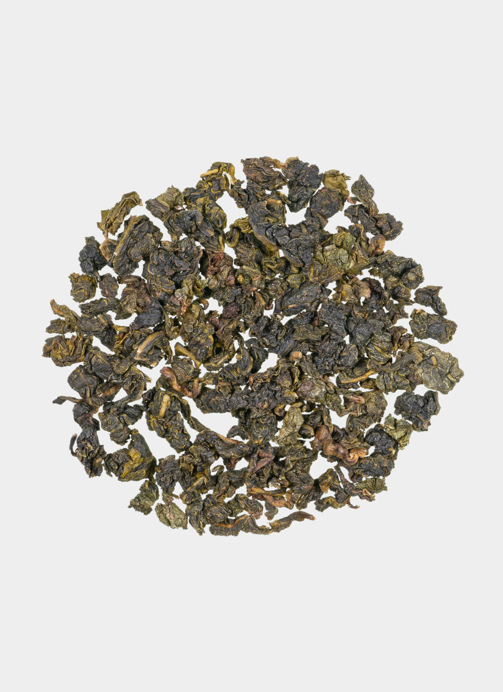 Eine runde Präsentation von losem Milky Oolong-Tee zeigt dunkelgrüne und braune gekräuselte Blätter, die vor einem schlichten weißen Hintergrund ein subtiles Milcharoma verströmen.