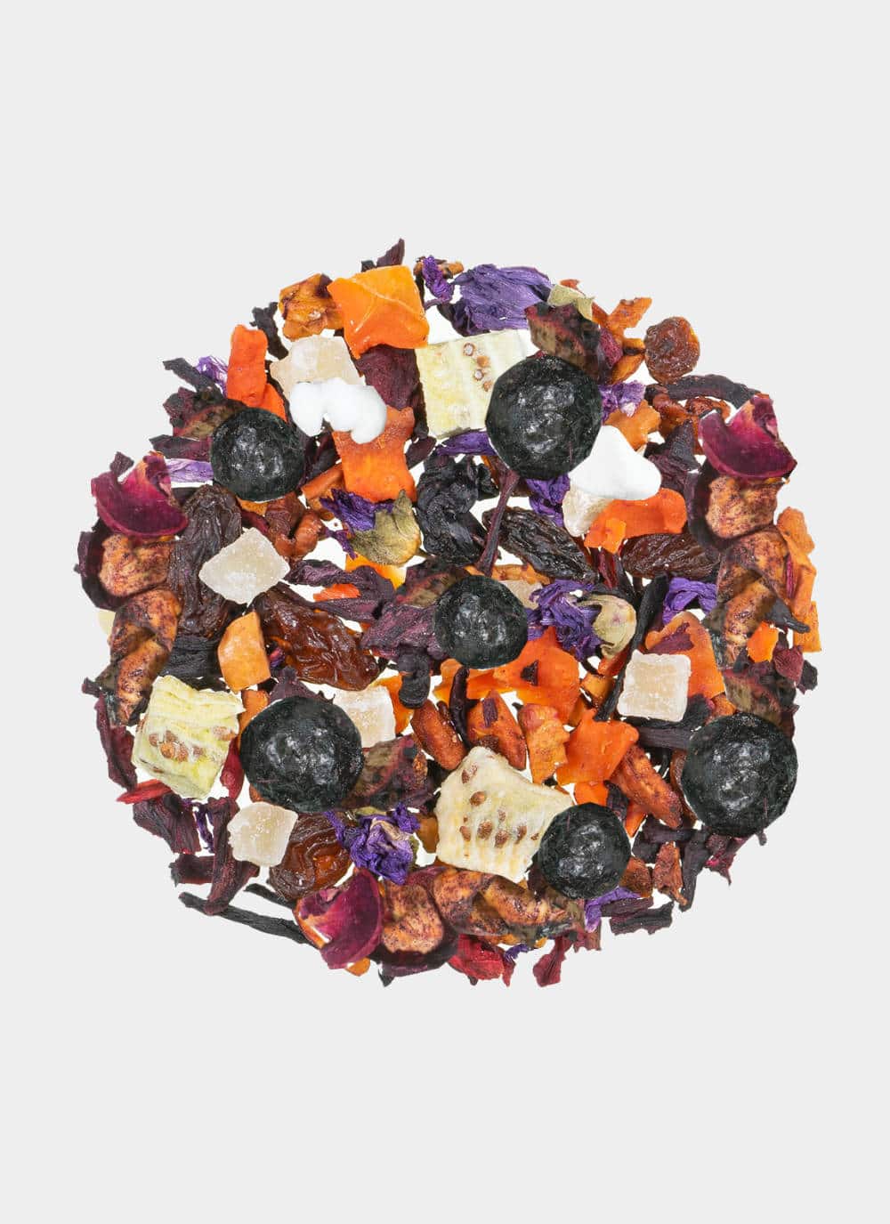 Eine Auswahl farbenfroher Trockenfrüchte und Blumen, darunter Blaubeeren der Marke Björn Blaubeer, Ananaswürfel, Orangenschalen und violette Blütenblätter, angeordnet in einem kreisförmigen Muster auf weißem Hintergrund.