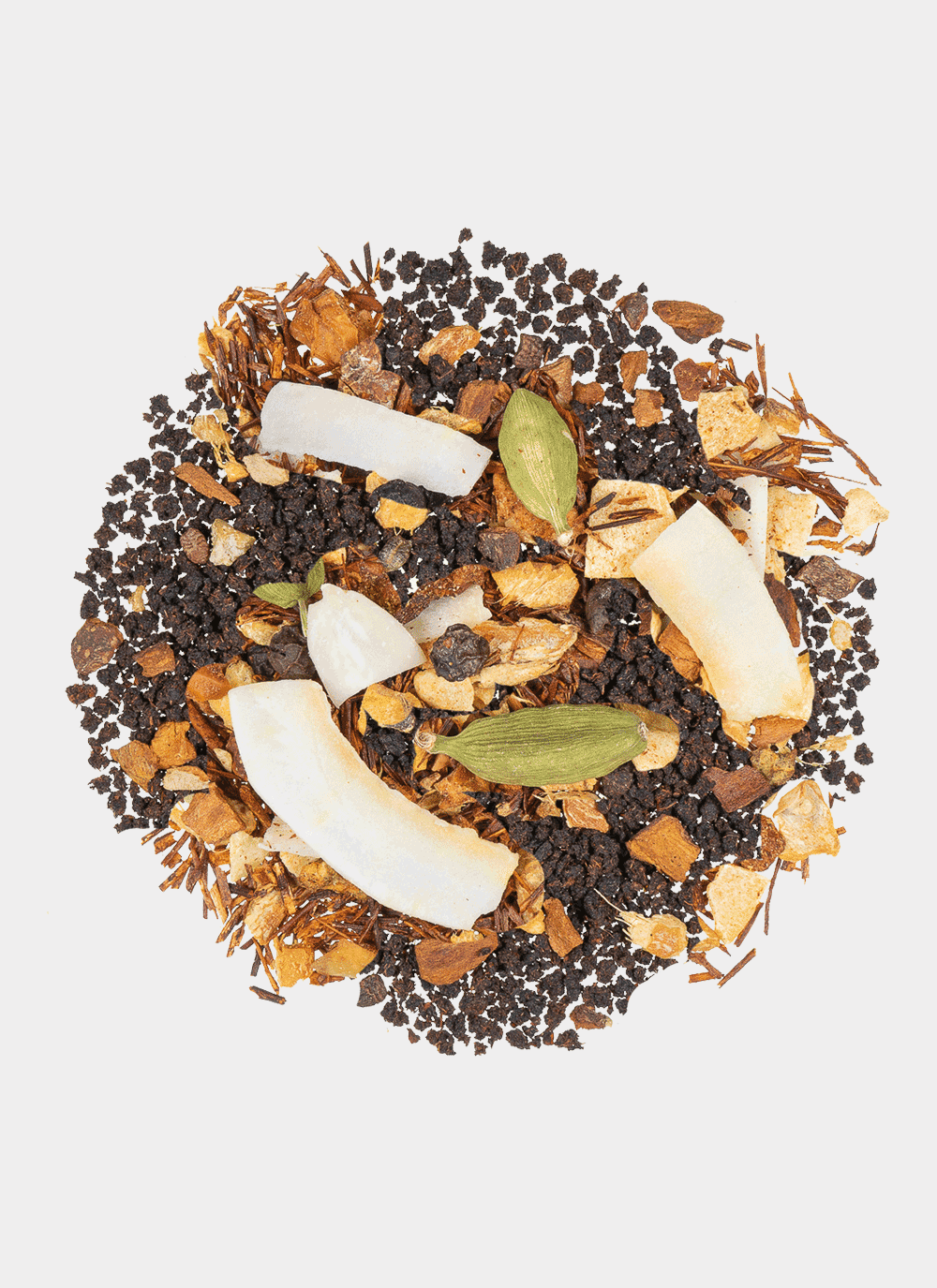 Die Vogelperspektive einer kreisförmigen Präsentation zeigt die CHAI LATTE-Mischung aus losen Teeblättern mit schwarzen und braunen Partikeln, Kokosflocken, Kardamomkapseln und anderen getrockneten Zutaten vor einem makellos weißen Hintergrund, der ihr reiches Aroma hervorruft.