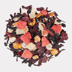 Eine Nahaufnahme der lebendigen ELLI ERDBEER-Mischung mit getrockneten Erdbeeren, Ananasstücken, Hibiskusblütenblättern und anderen getrockneten Früchten und Blättern. Die Mischung ist kunstvoll in einem kreisförmigen Muster auf einem makellos weißen Hintergrund angeordnet.