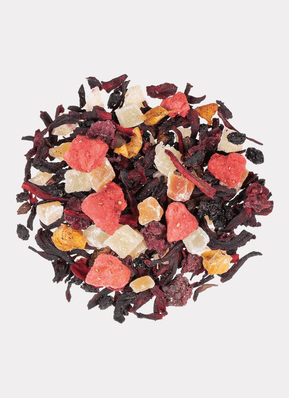 Eine Nahaufnahme der lebendigen ELLI ERDBEER-Mischung mit getrockneten Erdbeeren, Ananasstücken, Hibiskusblütenblättern und anderen getrockneten Früchten und Blättern. Die Mischung ist kunstvoll in einem kreisförmigen Muster auf einem makellos weißen Hintergrund angeordnet.