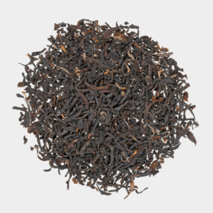 Ein ordentlicher Stapel loser ENGLISH BREAKFAST-Tee wird auf einem weißen Hintergrund präsentiert, wobei die dunklen, gekräuselten Blätter hervorgehoben werden, wobei einige hellere Spitzen sichtbar sind.