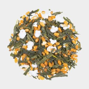 Eine runde Präsentation von Genmaicha, einer japanischen Teemischung, die leuchtend grüne Teeblätter mit geröstetem Naturreis und Puffreis kombiniert, elegant vor einem weißen Hintergrund präsentiert.