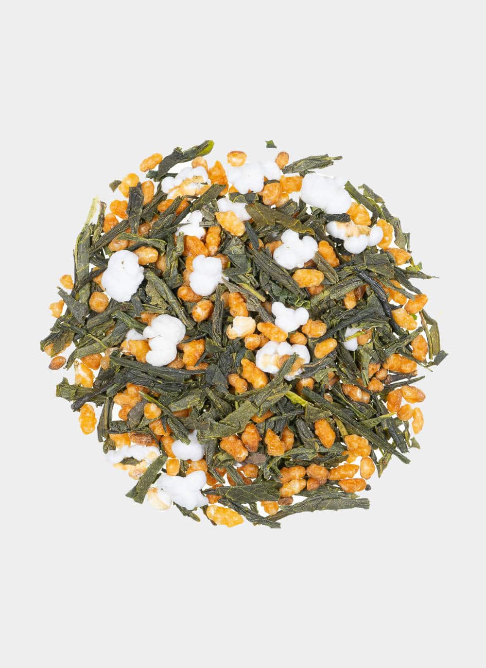 Eine runde Präsentation von Genmaicha, einer japanischen Teemischung, die leuchtend grüne Teeblätter mit geröstetem Naturreis und Puffreis kombiniert, elegant vor einem weißen Hintergrund präsentiert.