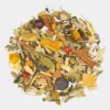 Der GIN LOFER zeigt ein kreisförmiges Arrangement aus getrockneten Kräutern, Gewürzen und Fruchtstücken – wie Orangenschalen, Beeren und verschiedenen Blättern – vor einem hellen Hintergrund.