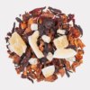 Auf weißem Hintergrund wird die Kräuterteemischung HANNA COLADA präsentiert, die aus einem Mix aus Trockenfrüchten besteht, darunter getrocknete Apfelstücke, Hibiskusblütenblätter, Ananasstücke und verschiedene andere Zutaten.