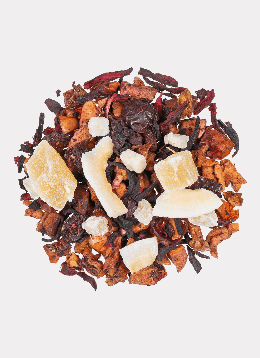 Auf weißem Hintergrund wird die Kräuterteemischung HANNA COLADA präsentiert, die aus einem Mix aus Trockenfrüchten besteht, darunter getrocknete Apfelstücke, Hibiskusblütenblätter, Ananasstücke und verschiedene andere Zutaten.