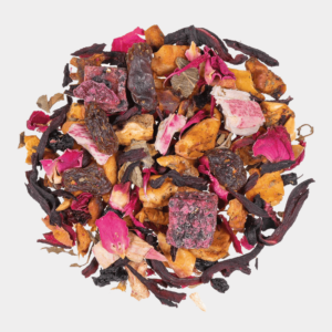 Eine lebendige Mischung aus getrockneten Teeblättern, Blütenblättern und Fruchtstücken auf weißem Hintergrund. Diese Mischung zeigt Schattierungen von Rot, Rosa, Orange und Braun mit subtilen Anklängen der IDA ROSE-Blütenblätter für einen strukturierten und farbenfrohen Look.