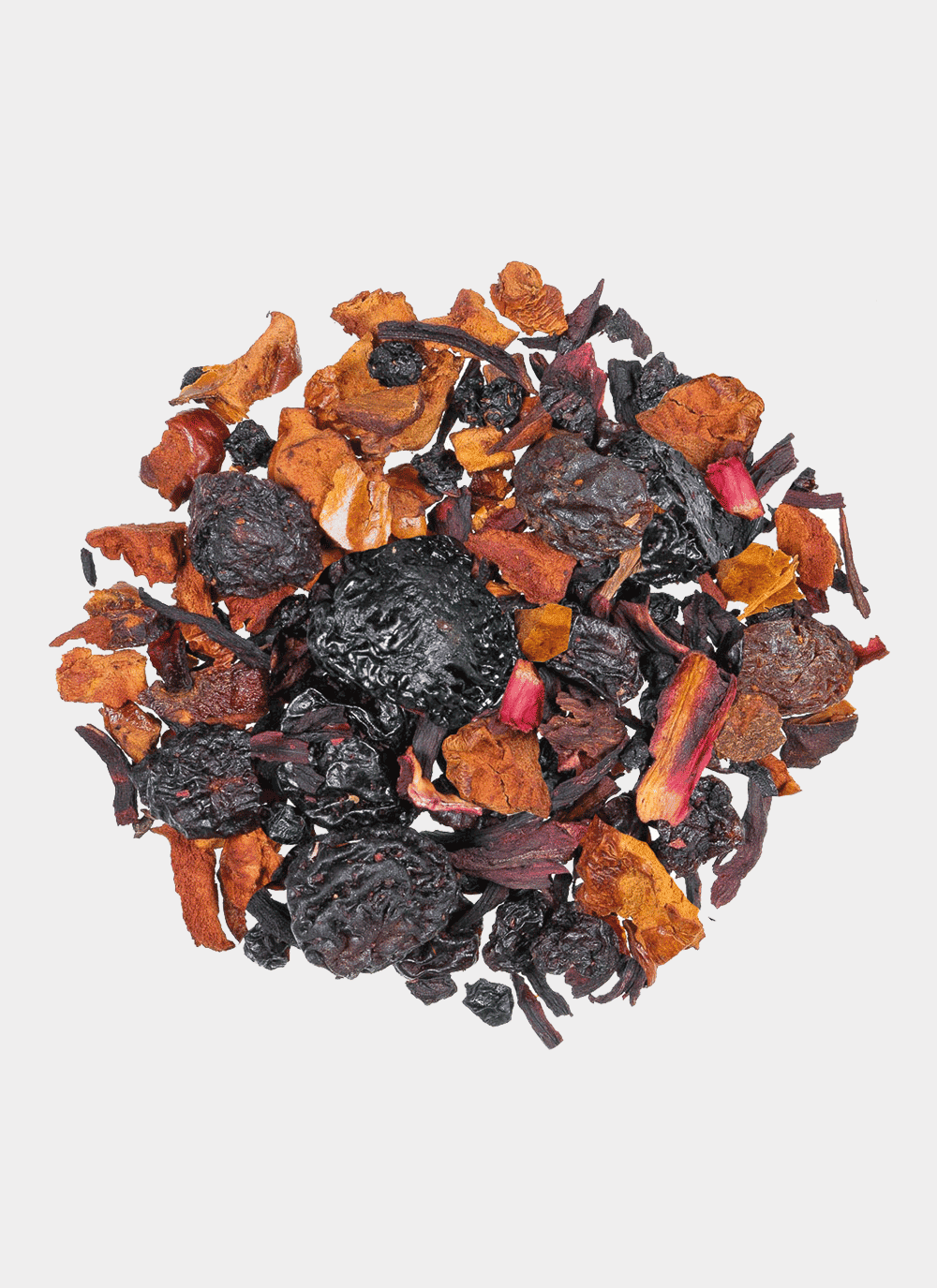 Ein kreisförmiges Arrangement von KIRSCHEN KAUER mit einer Mischung aus getrockneten Früchten und Gewürzen wie Kirschen, dunklen Beeren und Orangenschale wird vor einem weißen Hintergrund präsentiert. Die lebendige Mischung zeigt Texturen und verschiedene Schattierungen von Dunkelrot, Orange und Braun.