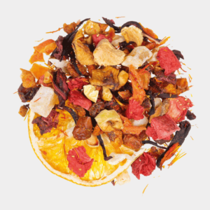 Ein lebendiger, bunter Mix aus Trockenfrüchten und Kräutern – unter anderem Orangenscheiben, Apfelstücke und Hibiskusblüten von LENI MARIE – ergibt ein optisch ansprechendes Muster auf weißem Hintergrund.