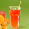 Ein großes Glas Orangensaft mit gestreiftem Strohhalm steht vor einem leuchtend grünen Hintergrund. Frische Orangen und eine Mandarine begleiten das Glas und erinnern an LENI MARIES atemberaubende Stilllebenkompositionen. In der oberen rechten Ecke lugt ein belaubter Zweig hervor und vervollständigt das lebendige Tableau.