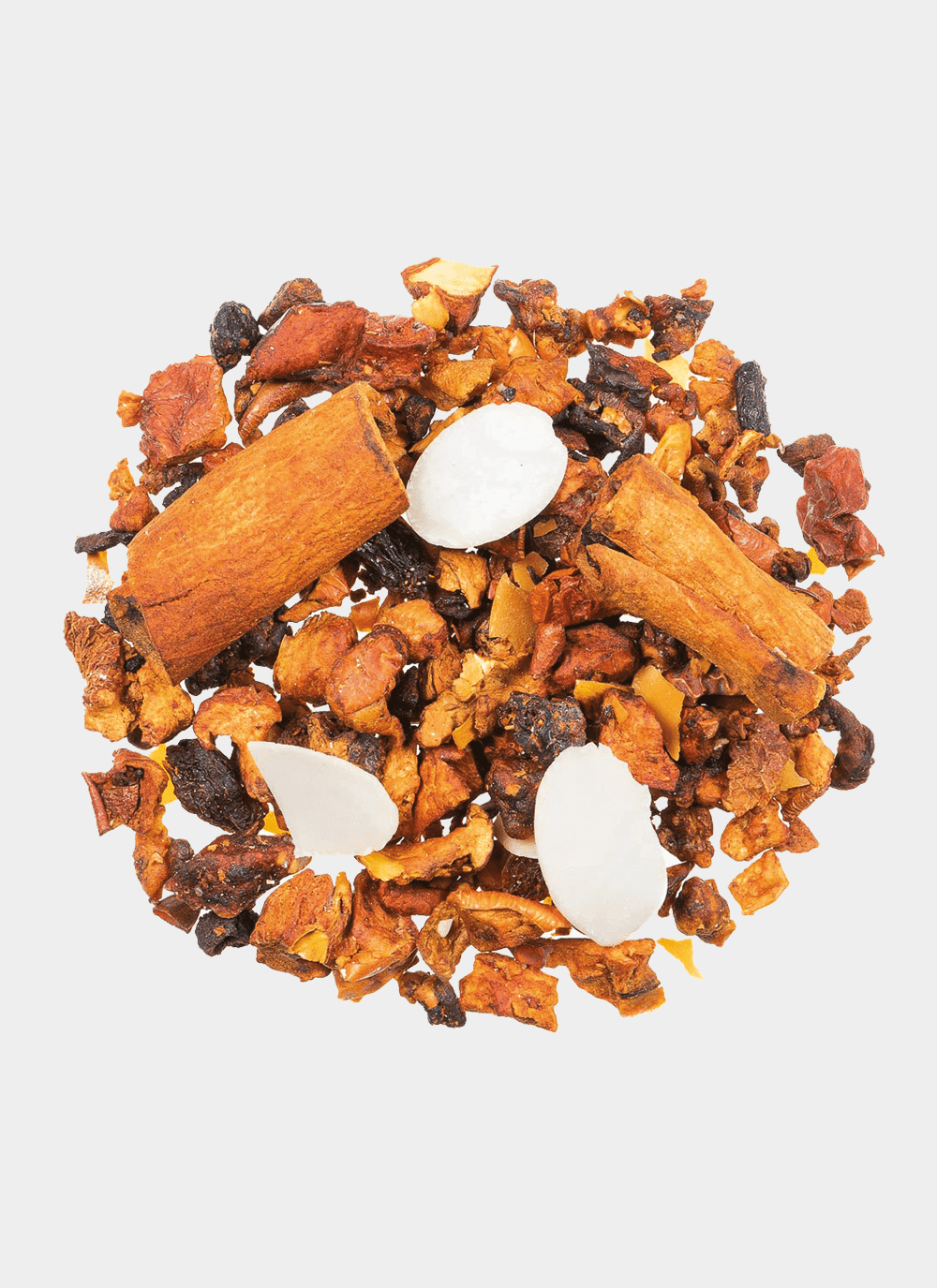 Eine lebendige Mischung aus getrockneten Fruchtstücken, drei Zimtstangen, weißen Mandelscheiben und dunklen Nelken, kreisförmig angeordnet, erinnert an die Essenz der X-MAS BOX – 4 x 50 g Weihnachts-Tee vor einem makellos weißen Hintergrund.