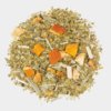 Ein Hügel MABO MATE, bestehend aus einer Mischung aus grünen Blättern, Orangenschalenstücken und winzigen Zitronengrasstückchen, wird elegant auf einer weißen Oberfläche präsentiert.