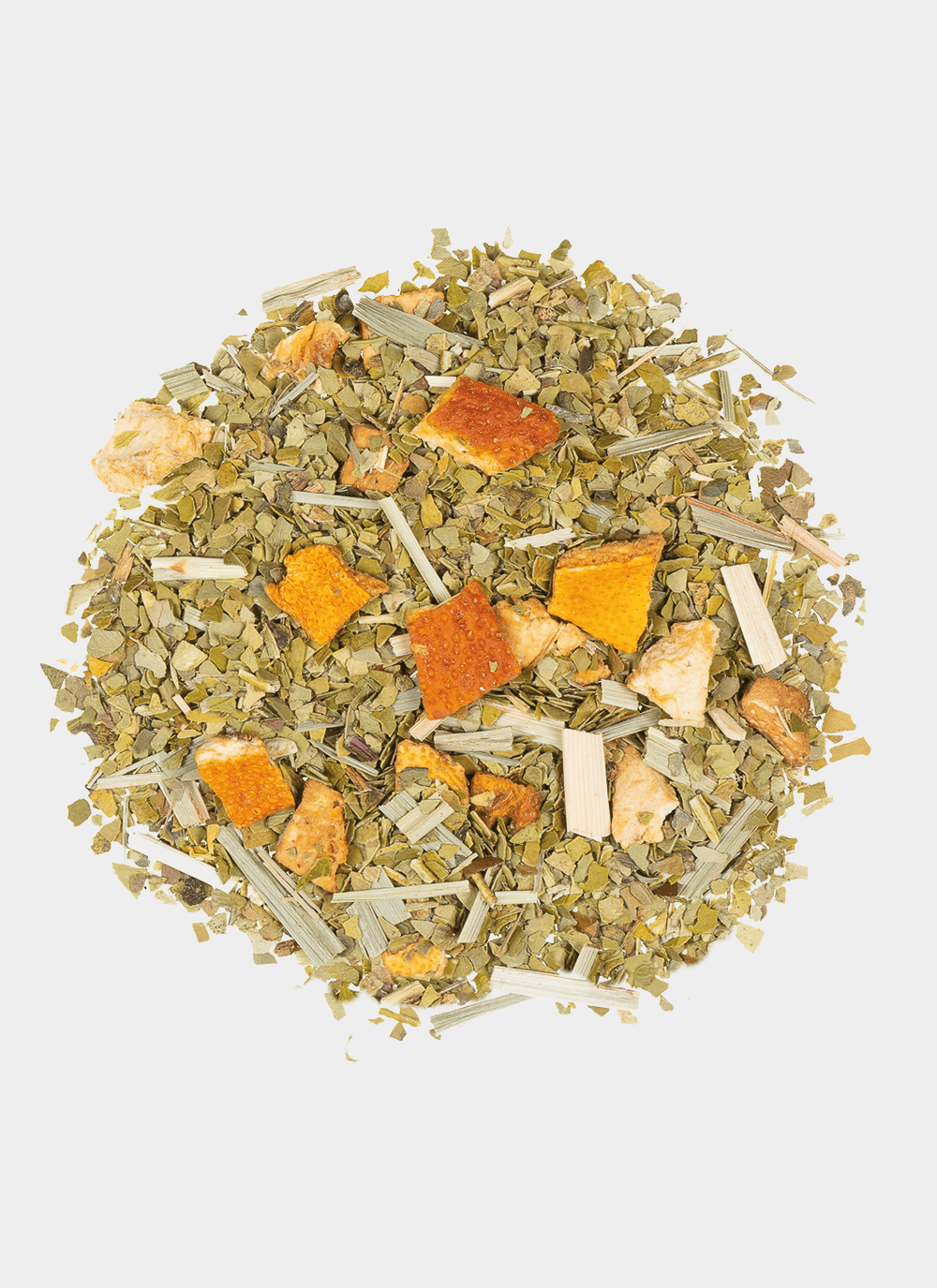 Ein Hügel MABO MATE, bestehend aus einer Mischung aus grünen Blättern, Orangenschalenstücken und winzigen Zitronengrasstückchen, wird elegant auf einer weißen Oberfläche präsentiert.