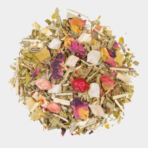 Eine lebendige Auswahl an MARINA MORINGA, bestehend aus getrockneten Teeblättern und Moringa, gemischt mit einer Reihe von Früchten wie Blütenblättern, Ananasstücken und leuchtend roten Beeren, wunderschön angeordnet in einem runden Hügel auf weißem Hintergrund.