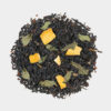 Eine Nahaufnahme von losem Schwarztee, verfeinert mit leuchtenden Orangenschalenstücken und frischen grünen Minzblättern von Mentor Minze vor einem schlichten Hintergrund.