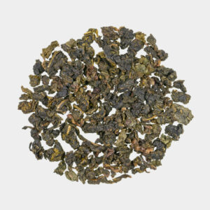 Eine runde Präsentation von losem Milky Oolong-Tee zeigt dunkelgrüne und braune gekräuselte Blätter, die vor einem schlichten weißen Hintergrund ein subtiles Milcharoma verströmen.