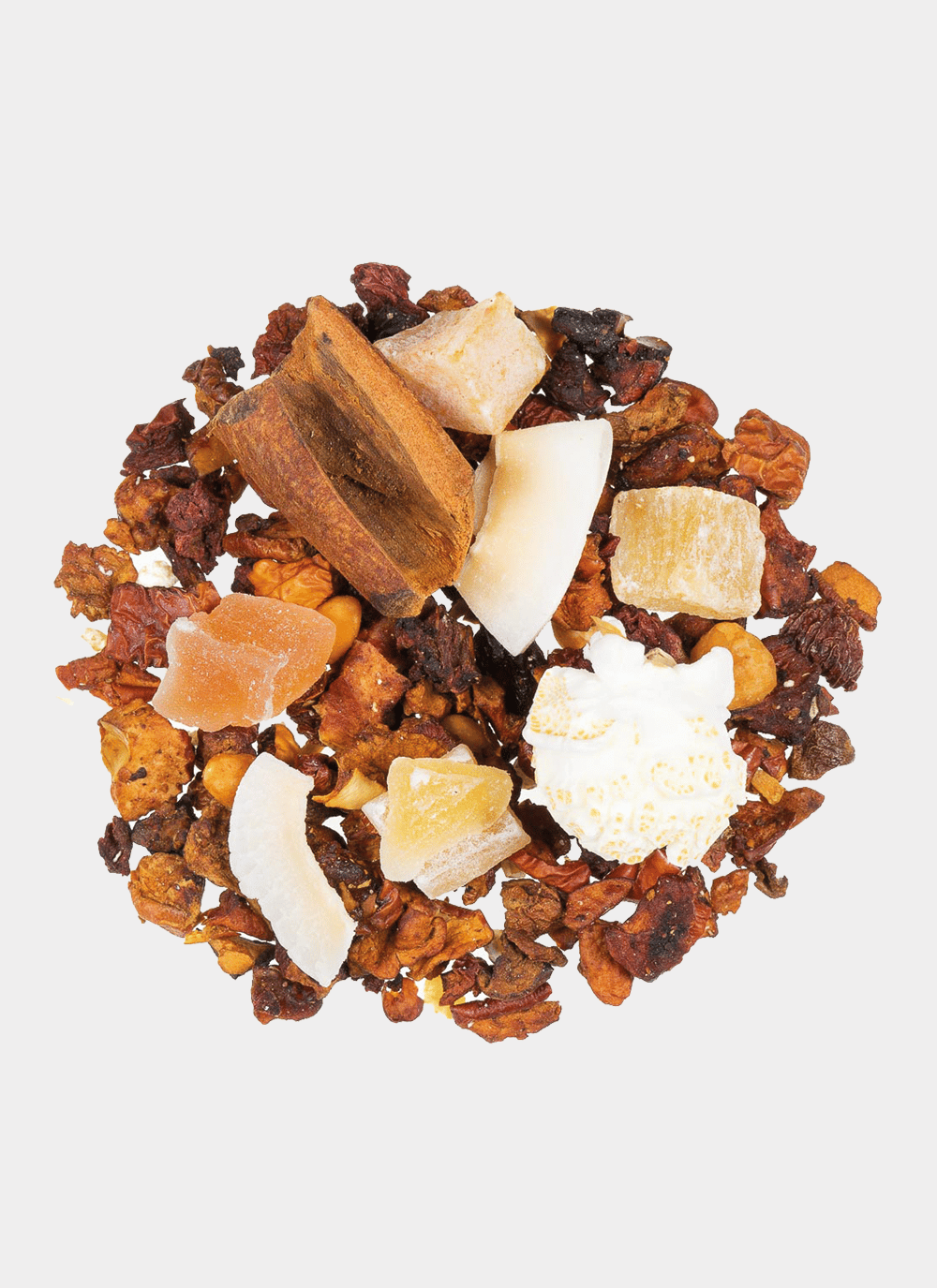 Wir präsentieren NIKOLAUS, eine runde Weihnachtskollektion mit Trockenfrüchten, Nüssen und Gewürzen. Dieses Sortiment umfasst Kokosflocken, kandierten Ingwer, Popcorn und eine Zimtstange, die wunderschön auf weißem Hintergrund präsentiert werden.