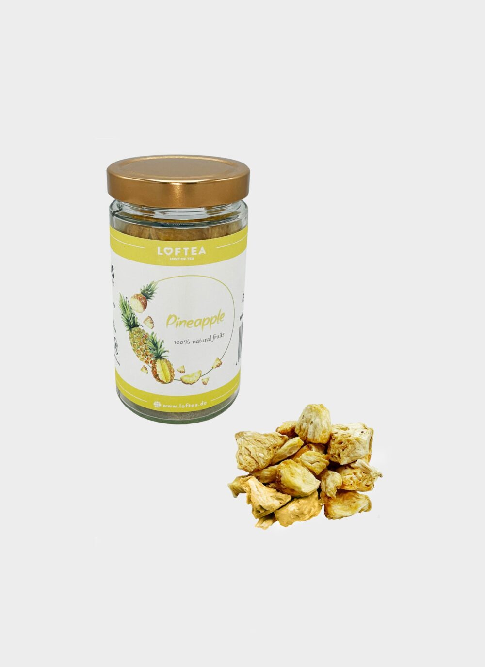 Ein Glas mit der Aufschrift „Ananas – gefriergetrocknete Ananas“, das 100 % natürliche, gefriergetrocknete Ananasstücke enthält, ist mit einem goldenen Deckel verziert. Daneben ruht ein kleiner Stapel dieser knackigen Köstlichkeiten auf einem makellos weißen Hintergrund.