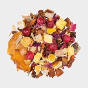 Eine lebendige Mischung aus Trockenfrüchten und Kräutern von PERSI MO mit roten Beeren, Orangenschalen, gelben Fruchtstücken und grünen Blättern, gekonnt auf einem weißen Hintergrund präsentiert.