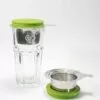 Das LOFTEA – ICE BREW Tee-Set mit grünem Deckel enthält ein Teesieb aus Glas mit Edelstahlsieb, Griff und passendem grünen Unterteil. Das florale Logo ziert das Glas elegant und unterstreicht das ruhige Ambiente vor einem strahlend weißen Hintergrund.