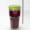 Ein hohes Glas mit dunkelroter Flüssigkeit, verziert mit einem herzförmigen LOFTEA-Logo, präsentiert einen grünen Deckel und einen Metallstrohhalm. Dieses exquisite LOFTEA – ICE BREW Tee-Set inkl. 200g Tee nach Wahl ist ideal für alle, die bei ihrem Teegenuss Wert auf Qualität und Stil legen.