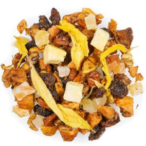 Nahaufnahme einer bunten Mischung aus PFIRSICH PAULE-Stückchen, Ananas- und Apfelwürfeln, dunklen Beeren, gelben Blütenblättern und anderen Trockenfruchtstücken auf weißem Hintergrund.